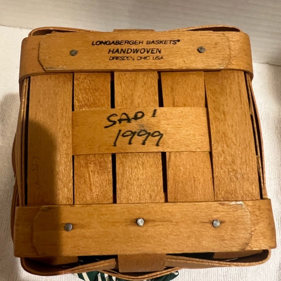 Longaberger basket with cloth - Picture 3 of 4